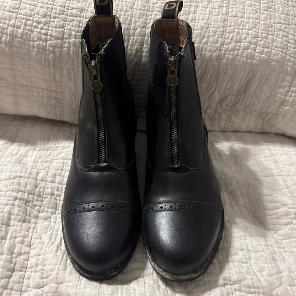 Chic Black Ankle Boots with Zipper